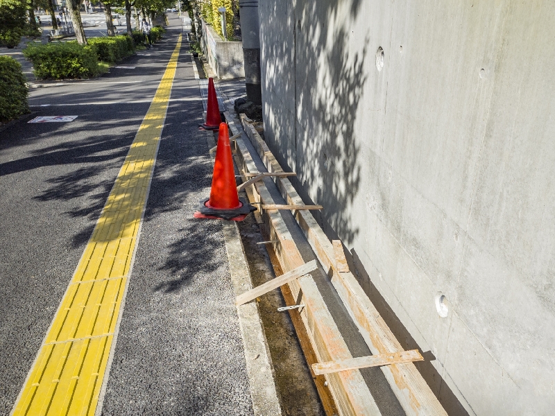道路の側溝入れ
